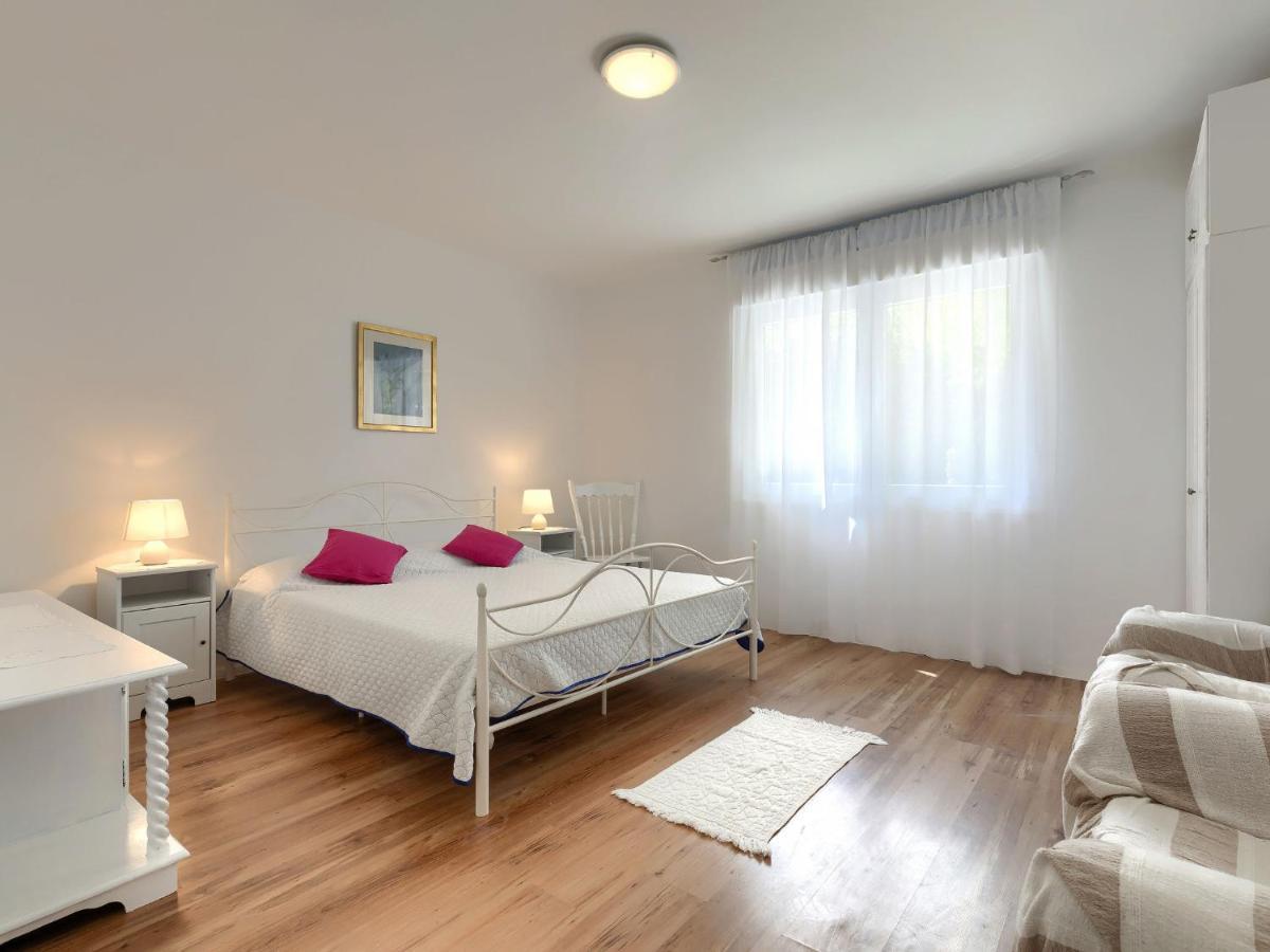Apartment Laura By Interhome Pula Buitenkant foto